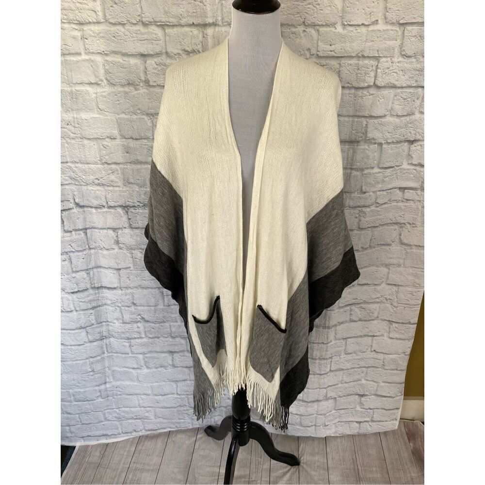 Apt 9 women OS sweater wrap with front pockets & fringe hem white/grey